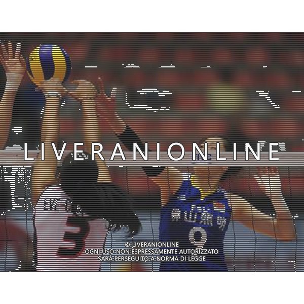 (111108) -- HIROSHIMA, Nov. 8, 2011 () -- Yang Junjing (R) of China competes during the match against Dominica at the 2011 Women\'s Volleyball World Cup in Hiroshima, Japan, on Nov. 8, 2011. China won 3-1. (/Ji Chunpeng) (ql) ©AG ALDO LIVERANI SAS GIAPPONE-HIROSHIMA-WOMEN\'S VOLLEYBALL WORLD CUP-CHINA VS REPUBBLICA DOMENICA - ITALY ONLY -