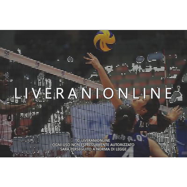 (111108) -- HIROSHIMA, Nov. 8, 2011 () -- Xu Yunli (R) of China competes during the match against Dominica at the 2011 Women\'s Volleyball World Cup in Hiroshima, Japan, on Nov. 8, 2011. China won 3-1. (/Ji Chunpeng) (ql) ©AG ALDO LIVERANI SAS GIAPPONE-HIROSHIMA-WOMEN\'S VOLLEYBALL WORLD CUP-CHINA VS REPUBBLICA DOMENICA - ITALY ONLY -