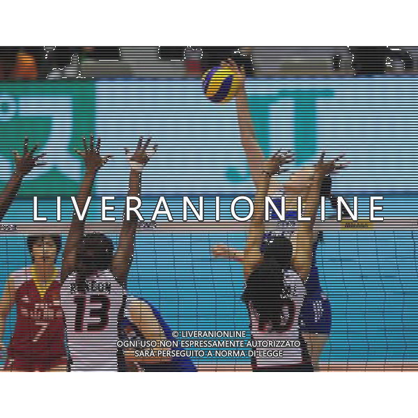 (111108) -- HIROSHIMA, Nov. 8, 2011 () -- Wang Yimei(Back) of China spikes the ball during the match against Dominica at the 2011 Women\'s Volleyball World Cup in Hiroshima, Japan, on Nov. 8, 2011. (/Ji Chunpeng) (ql) ©AG ALDO LIVERANI SAS GIAPPONE-HIROSHIMA-WOMEN\'S VOLLEYBALL WORLD CUP-CHINA VS REPUBBLICA DOMENICA - ITALY ONLY -