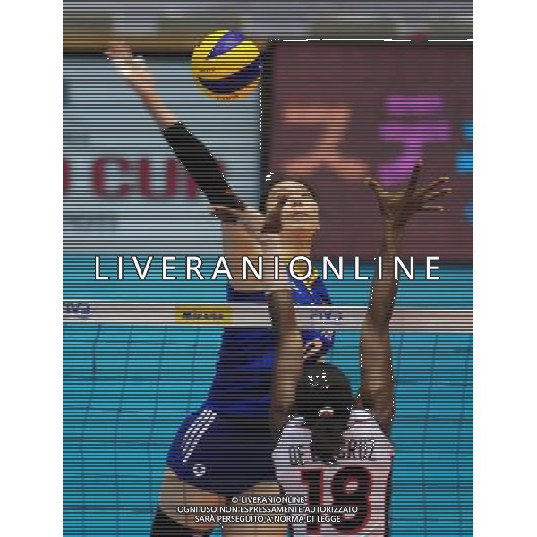 (111108) -- HIROSHIMA, Nov. 8, 2011 () -- Yang Junjing(Back) of China spikes the ball during the match against Dominica at the 2011 Women\'s Volleyball World Cup in Hiroshima, Japan, on Nov. 8, 2011. (/Ji Chunpeng) (ql) ©AG ALDO LIVERANI SAS GIAPPONE-HIROSHIMA-WOMEN\'S VOLLEYBALL WORLD CUP-CHINA VS REPUBBLICA DOMENICA - ITALY ONLY -