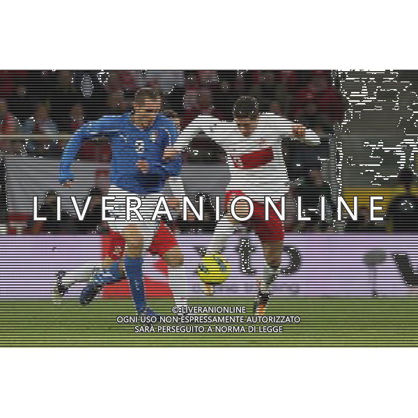 11.11.2011 WROCLAW , POLSKA , STADION NA MASLICACH , PILKA NOZNA , MECZ TOWARZYSKI POLSKA - WLOCHY , POLAND , STADIUM IN MASLICE , FOOTBALL , FRIENDLY GAME BETWEEN POLAND - ITALY N/Z: (L) GIORGIO CHELLINI (ITA) , (P) ROBERT LEWANDOWSKI (POL) FOT: JAKUB PIASECKI/CYFRASPORT / NEWSPIX.PL --- Newspix.pl ©AG ALDO LIVERANI SAS POLONIA ITALIA -ITALY ONLY *** Local Caption *** .