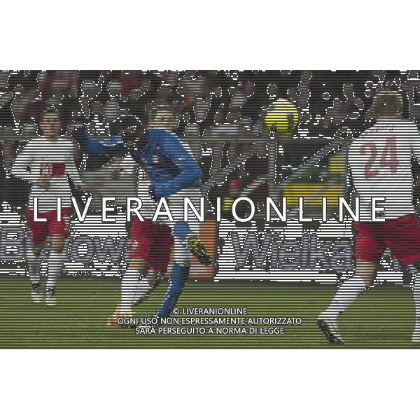 WROCLAW 11.11.2011 PIERWSZY MECZ REPREZENTACJI POLSKI NA NOWYM STADION MIEJSKI PRZY ALEJA SLASKA TOWARZYSKI MECZ PILKA NOZNA POLSKA vs WLOCHY N Z MARIO BALOTELLI /9/ STRZELA GOLA DLA WLOCHOW DAMIEN PERQUIS /R/ SEBASTIAN BOROWSKI / Newspix.pl FIRST MATCH NATIONAL TEAM ON NEW STADIUM IN THE ALLEY SLASKA FRIENDLY MATCH POLAND vs ITALY --- Newspix.pl ©AG ALDO LIVERANI SAS POLONIA ITALIA -ITALY ONLY *** Local Caption *** .