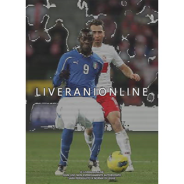 WROCLAW 11.11.2011 PILKA NOZNA REPREZENTACJA POLSKA SPARING MECZ TOWARZYSKI POLSKA - WLOCHY NZ MARIO BALOTELLI ITALY JAKUB WAWRZYNIAK POLSKA FOT MICHAL NOWAK / NEWSPIX.PL WROCLAW 11.11.2011 FOOTBALL NATIONAL TEAM FRIENDLY GAME POLAND - ITALY MICHAL NOWAK / NEWSPIX.PL --- Newspix.pl POLONIA - ITALIA ©AG ALDO LIVERANI SAS - ITALY ONLY - *** Local Caption *** .