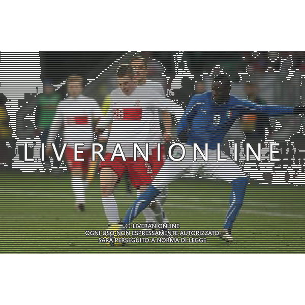 WROCLAW 11.11.2011 MIEDZYNARODOWY MECZ TOWARZYSKI: POLSKA - WLOCHY 0:2 --- INTERNATIONAL FRIENDLY FOOTBALL MATCH: POLAND - ITALY 0:2 LUKASZ PISZCZEK MARIO BALOTELLI FOT. PIOTR KUCZA / NEWSPIX.PL --- Newspix.pl AMICHEVOLE CALCIO POLONIA ITALIA ©AGENZIA ALDO LIVERANI SAS - ITALY ONLY - *** Local Caption *** .