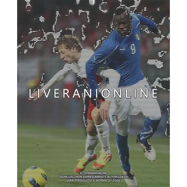 11.11.2011, WROCLAW, PILKA NOZNA, MECZ TOWARZYSKI POLSKA - WLOCHY, FOOTBALL, FRIENDLY GAME, POLAND - ITALY, RAFAL MURAWSKI (POL), MARIO BALOTELLI (ITA), FOT. TOMASZ JASTRZEBOWSKI / FOTO OLIMPIK / NEWSPIX.PL --- Newspix.pl AMICHEVOLE CALCIO POLONIA ITALIA ©AGENZIA ALDO LIVERANI SAS - ITALY ONLY - *** Local Caption *** .