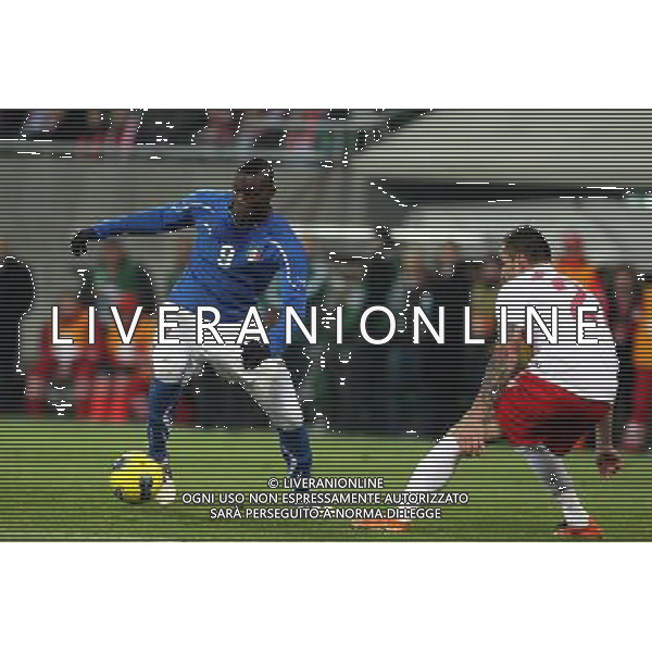 11.11.2011 WROCLAW , POLSKA , STADION NA MASLICACH , PILKA NOZNA , MECZ TOWARZYSKI POLSKA - WLOCHY , POLAND , STADIUM IN MASLICE , FOOTBALL , FRIENDLY GAME BETWEEN POLAND - ITALY N/Z: (L) MARIO BALOTELLI (ITA) , (P) MARICN WASILEWSKI (POL) FOT: JAKUB PIASECKI/CYFRASPORT / NEWSPIX.PL --- Newspix.pl AMICHEVOLE CALCIO POLONIA ITALIA ©AGENZIA ALDO LIVERANI SAS - ITALY ONLY - *** Local Caption *** .