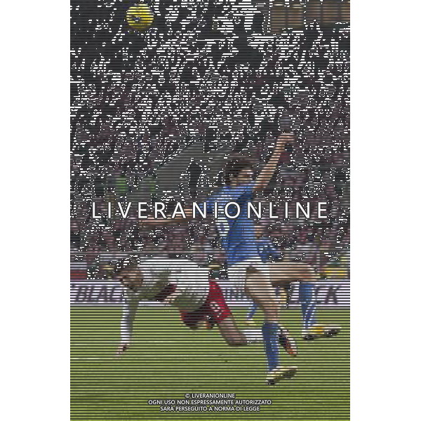 WROCLAW 11.11.2011 PIERWSZY MECZ REPREZENTACJI POLSKI NA NOWYM STADION MIEJSKI PRZY ALEJA SLASKA TOWARZYSKI MECZ PILKA NOZNA POLSKA vs WLOCHY N Z ROBERT LEWANDOWSKI /L/ ANDREA RANOCCHIA /R/ FAULUJE RZUT KARNY SEBASTIAN BOROWSKI / Newspix.pl FIRST MATCH NATIONAL TEAM ON NEW STADIUM IN THE ALLEY SLASKA FRIENDLY MATCH POLAND vs ITALY --- Newspix.pl AMICHEVOLE CALCIO POLONIA ITALIA ©AGENZIA ALDO LIVERANI SAS - ITALY ONLY - *** Local Caption *** .