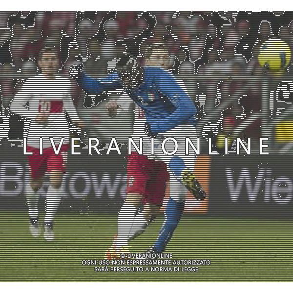 WROCLAW 11.11.2011 PIERWSZY MECZ REPREZENTACJI POLSKI NA NOWYM STADION MIEJSKI PRZY ALEJA SLASKA TOWARZYSKI MECZ PILKA NOZNA POLSKA vs WLOCHY N Z MARIO BALOTELLI /9/ STRZELA GOLA DLA WLOCHOW DAMIEN PERQUIS /R/ SEBASTIAN BOROWSKI / Newspix.pl FIRST MATCH NATIONAL TEAM ON NEW STADIUM IN THE ALLEY SLASKA FRIENDLY MATCH POLAND vs ITALY --- Newspix.pl ©AG ALDO LIVERANI SAS POLONIA ITALIA -ITALY ONLY *** Local Caption *** .