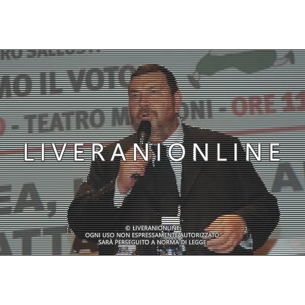 MILANO 12/11/2011 TEATRO MANZONI VIA MANZONI MANIFESTAZIONE DI GIULIANO FERRARA CONTRO IL GOVERNO TECNICO DI MARIO MONTI E A FAVORE DELLE ELEZIONI NELLA FOTO GIULIANO FERRARA FOTO ROMANO/AG ALDO LIVERANI