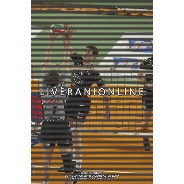 Finale gara 3 campionato di volley serie A 2003/04 partita: Sysley Tv - Coprasystel PC foto: S.Rosa/Liverani nella foto: Tencati - Sysley TV