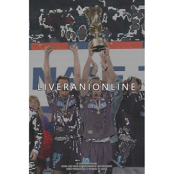 Juventus-Lazio Finale Coppa Italia Tim Cup 12/05/2004 nella foto giuseppe favalli con la coppa agenzia aldo liverani