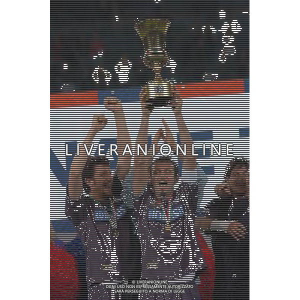 Juventus-Lazio Finale Coppa Italia Tim Cup 12/05/2004 nella foto giuseppe favalli con la coppa agenzia aldo liverani