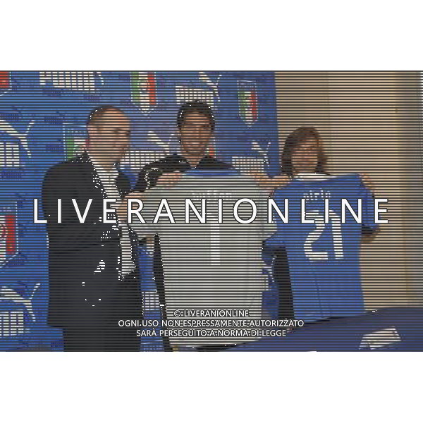 Roma - 14/11/2011 - Centro sportivo La Borghesiana - Presentazione della nuova maglia della Nazionale Italiana - nella foto: Gianluigi Buffon Andrea Pirlo con il responsabile Puma Italia å© Fabrizio Corradetti - Ag. Aldo Liverani sas