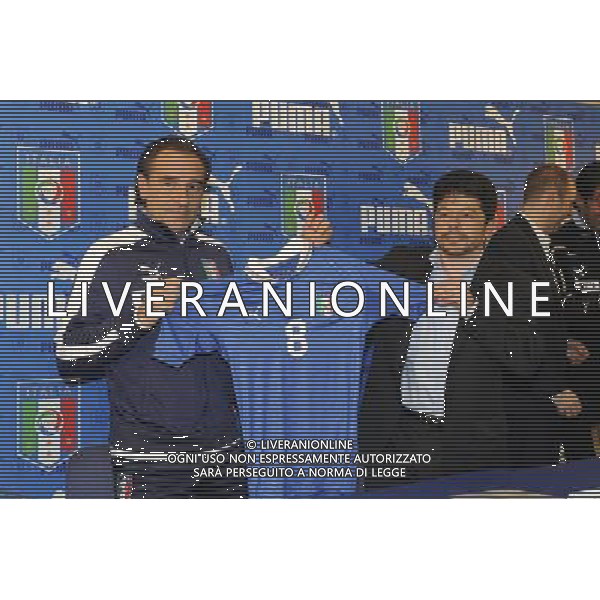 Roma - 14/11/2011 - Centro sportivo La Borghesiana - Presentazione della nuova maglia della Nazionale Italiana - nella foto: Cesare Prandelli con un dirigente di Puma Stefano Caroti å© Fabrizio Corradetti - Ag. Aldo Liverani sas
