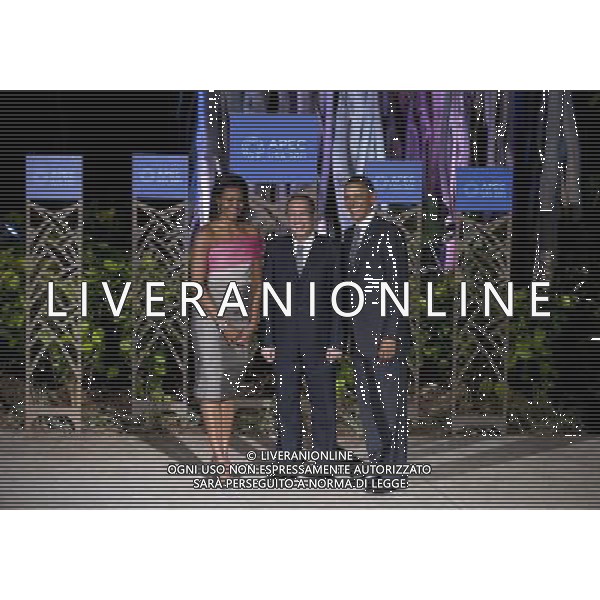 (111112) -- HONOLULU, Nov. 12, 2011 () -- U.S. President Barack Obama (1st R) and First Lady Michelle Obama (1st L) greet Philippine President Aquino III for APEC Leaders\' Dinner in Honolulu, Hawaii, the United States, Nov. 12, 2011. (/Zhang Jun) (qs) ©photoshot/Agenzia Aldo Liverani Sas - ITALY ONLY - Assemblea dei leaders economici dell\'APEC a Honolulu, Stati Uniti, 12 novembre 2011.