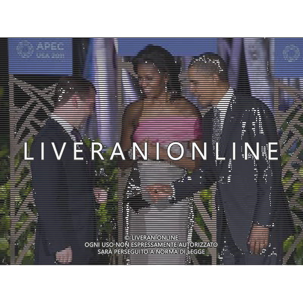 (111112) -- HONOLULU, Nov. 12, 2011 () -- U.S. President Barack Obama (1st R) and First Lady Michelle Obama (C) greet Russia\'s President Dmitriy Medvedev for APEC Leaders\' Dinner in Honolulu, Hawaii, the United States, Nov. 12, 2011. (/Zhang Jun) (qs) ©photoshot/Agenzia Aldo Liverani Sas - ITALY ONLY - Assemblea dei leaders economici dell\'APEC a Honolulu, Stati Uniti, 12 novembre 2011.