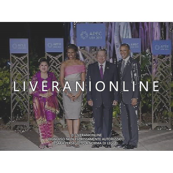 (111112) -- HONOLULU, Nov. 12, 2011 () -- U.S. President Barack Obama (1st R) and First Lady Michelle Obama (2nd L) greet Indonesia\'s President Yudhoyono (2nd R) and his wife Herawati for APEC Leaders\' Dinner in Honolulu, Hawaii, the United States, Nov. 12, 2011. (/Zhang Jun) (qs) ©photoshot/Agenzia Aldo Liverani Sas - ITALY ONLY - Assemblea dei leaders economici dell\'APEC a Honolulu, Stati Uniti, 12 novembre 2011.