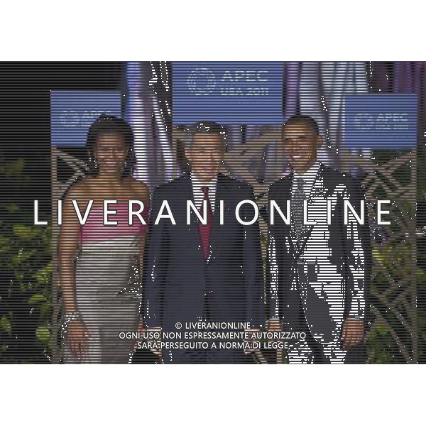 (111112) -- HONOLULU, Nov. 12, 2011 () -- U.S. President Barack Obama (1st R) and First Lady Michelle Obama (1st L) greet Singapore\'s Prime Minister Lee Hsien Loong for APEC Leaders\' Dinner in Honolulu, Hawaii, the United States, Nov. 12, 2011. (/Zhang Jun) (qs) ©photoshot/Agenzia Aldo Liverani Sas - ITALY ONLY - Assemblea dei leaders economici dell\'APEC a Honolulu, Stati Uniti, 12 novembre 2011.