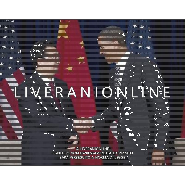 (111113) -- HONOLULU, Nov. 13, 2011 () -- Chinese President Hu Jintao (L) meets with U.S. President Barack Obama in Honolulu, Hawaii, the United States, on Nov. 12, 2011. (/Huang Jingwen) (lfj) ©photoshot/Agenzia Aldo Liverani Sas - ITALY ONLY - Assemblea dei leaders economici dell\'APEC a Honolulu, Stati Uniti, 12 novembre 2011.