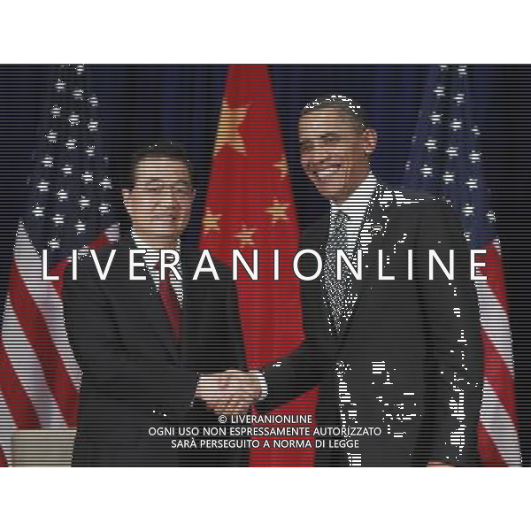 (111113) -- HONOLULU, Nov. 13, 2011 () -- Chinese President Hu Jintao (L) meets with U.S. President Barack Obama in Honolulu, Hawaii, the United States, on Nov. 12, 2011. (/Ju Peng) (lfj) ©photoshot/Agenzia Aldo Liverani Sas - ITALY ONLY - Assemblea dei leaders economici dell\'APEC a Honolulu, Stati Uniti, 12 novembre 2011.