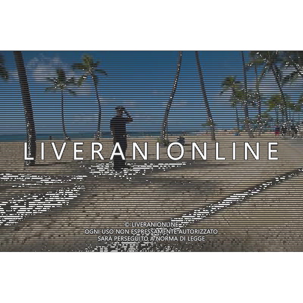 (111112) -- HONOLULU, Nov. 12, 2011 () -- A police guards on the beach during the APEC meetings in Honolulu, the United States, Nov. 12, 2011. (/Yang Lei) ©photoshot/Agenzia Aldo Liverani Sas - ITALY ONLY - Assemblea dei leaders economici dell\'APEC a Honolulu, Stati Uniti, 12 novembre 2011.