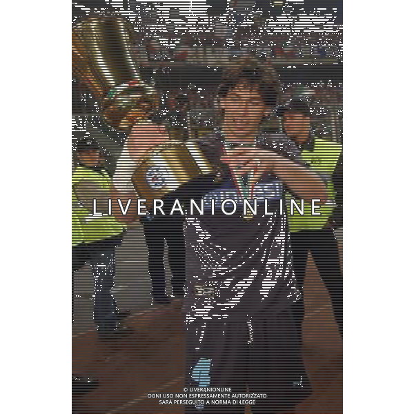 Torino 12/05/2004 juventus-lazio 2:2 finale coppa italia tim 2003/04 nella foto demetrio albertini con la coppa italia ph marco luzzani/ag aldo liverani s.a.s.