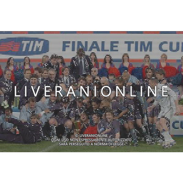Torino 12/05/2004 juventus-lazio 2:2 finale coppa italia tim 2003/04 nella foto la lazio con la coppa italia ph marco luzzani/ag aldo liverani s.a.s.