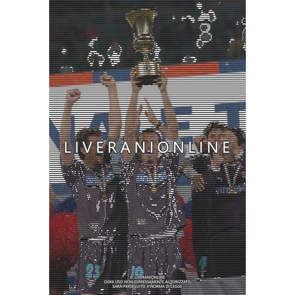 Torino 12/05/2004 juventus-lazio 2:2 finale coppa italia tim 2003/04 nella foto favalli giuseppe alza la coppa italia ph marco luzzani/ag aldo liverani s.a.s.