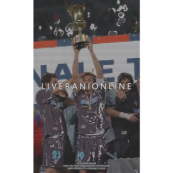 Torino 12/05/2004 juventus-lazio 2:2 finale coppa italia tim 2003/04 nella foto favalli giuseppe alza la coppa italia ph marco luzzani/ag aldo liverani s.a.s.