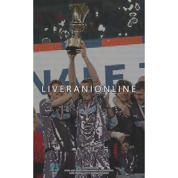 Torino 12/05/2004 juventus-lazio 2:2 finale coppa italia tim 2003/04 nella foto favalli giuseppe alza la coppa italia ph marco luzzani/ag aldo liverani s.a.s.