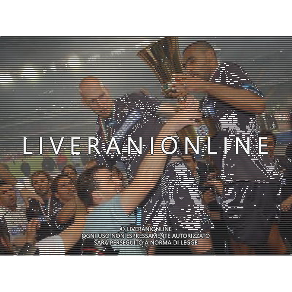 Torino 12/05/2004 juventus-lazio 2:2 finale coppa italia tim 2003/04 nella foto stam jaap e liverani fabio con la coppa ph marco luzzani/ag aldo liverani s.a.s.