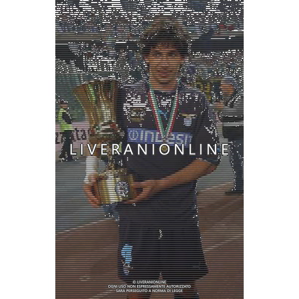 Torino 12/05/2004 juventus-lazio 2:2 finale coppa italia tim 2003/04 nella foto demetrio albertini con la coppa italia ph marco luzzani/ag aldo liverani s.a.s.