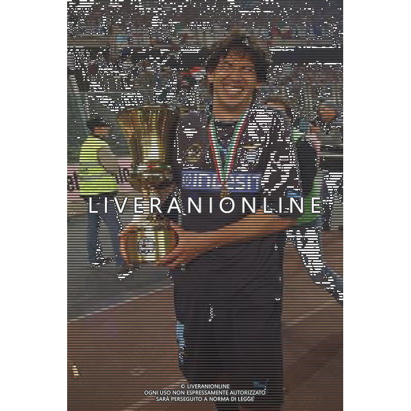 Torino 12/05/2004 juventus-lazio 2:2 finale coppa italia tim 2003/04 nella foto demetrio albertini con la coppa italia ph marco luzzani/ag aldo liverani s.a.s.