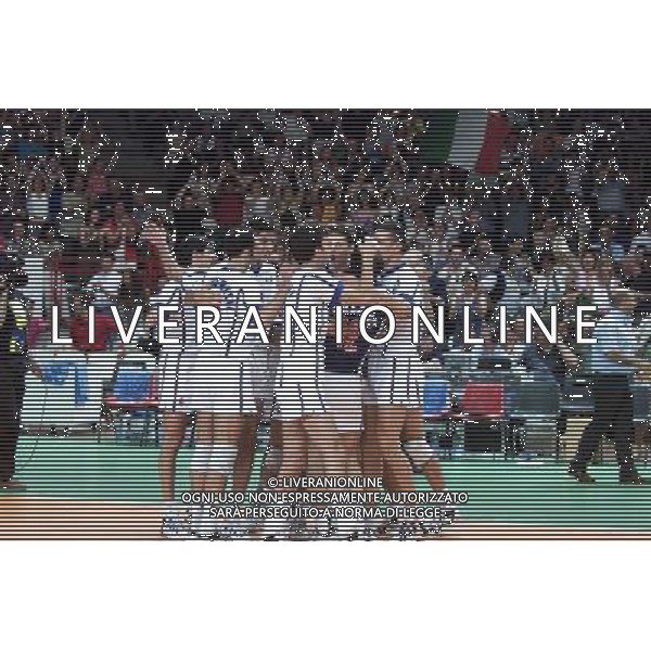 WUORLD LEAGUE VARESE 18/06/2000 NELLA FOTO I GIOCATORI A FINE GARA FOTO ALDO LIVERANI ITALIA-ARGENTINA