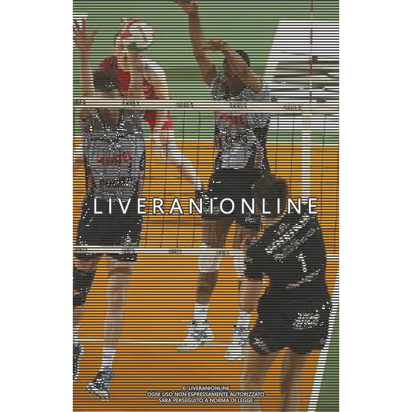 Finale gara 3 campionato di volley serie A 2003/04 partita: Sysley Tv - Coprasystel PC foto: S.Rosa/Liverani nella foto: Muro - Piacenza