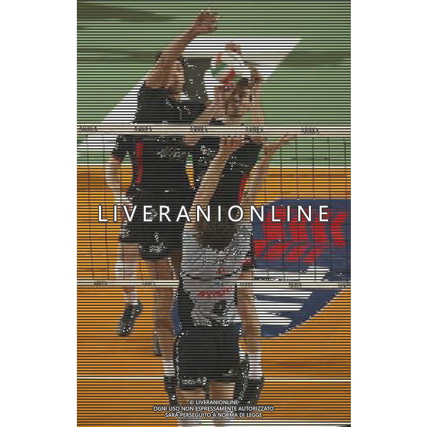 Finale gara 3 campionato di volley serie A 2003/04 partita: Sysley Tv - Coprasystel PC foto: S.Rosa/Liverani nella foto: Dineikin - ultimo punto secondo set Sysley TV