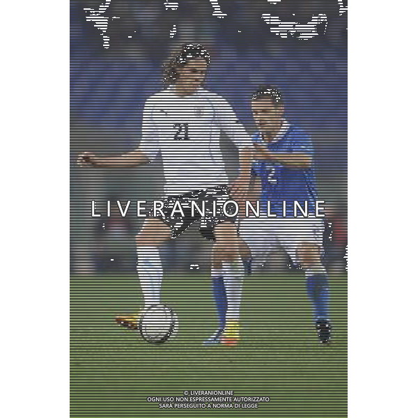 Roma - 15/11/2011 - Stadio Olimpico - Amichevole Nazionale Italiana - Italia vs Uruguay - nella foto: edinson cavani e maggio christian Œ© Fabrizio Corradetti - Ag. Aldo Liverani sas