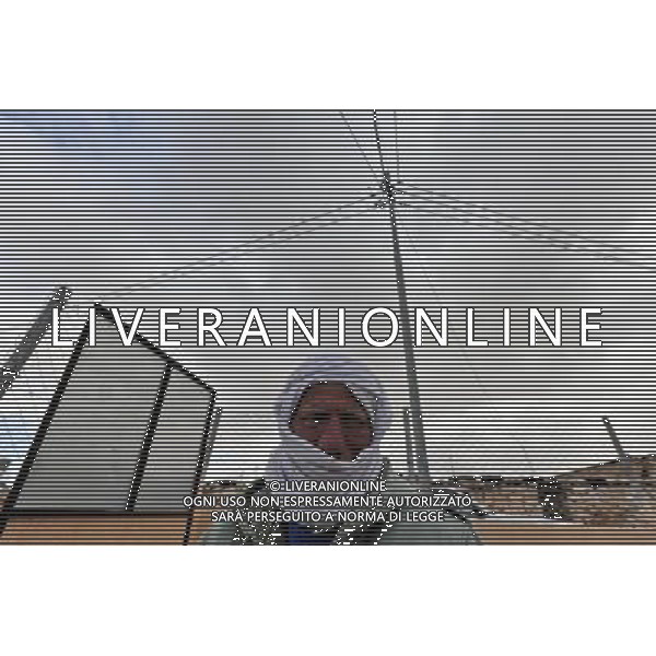 (111116) -- JERUSALEM, Nov. 16, 2011 () -- An old man stands at a solar power station, which was built 2 years ago with the help of foreign organizations and is ordered to be destroyed by Israeli army in the near future in Imneizil village, near the West Bank city of Hebron, on Nov. 16, 2011. Imneizil village is off the electricity, water and sewage networks due to Israeli military restrictions on Palestinian development in Area C, which were marked out during negotiations between Israel and the Palestinian Authority in 1995. Israel has full control over security, planning and zoning in the area, which covers around 62 percent of the West Bank.(/Yin Dongxun) (zjl) ©photoshot/Agenzia Aldo Liverani Sas - ITALY ONLY - Donne e bambini del villaggio Imneizil, vicino alla citta\' cisgiordana di Hebron, il 16 novembre, 2011. Il villaggio e\' privo della rete elettrica, acqua e fognature a causa delle restrizioni militari israeliane sullo sviluppo palestinese nell\'area C, che sono stati tracciati durante i negoziati tra Israele e l\'Autorita\' palestinese nel 1995. Israele ha il pieno controllo della sicurezza, la pianificazione e la zonizzazione della zona, che copre circa il 62 per cento della Cisgiordania.