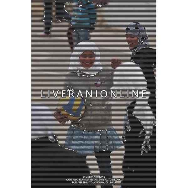 (111116) -- JERUSALEM, Nov. 16, 2011 () -- A girl student plays volleyball with her classmates in the school of Imneizil village, near the West Bank city of Hebron, on Nov. 16, 2011. Imneizil village is off the electricity, water and sewage networks due to Israeli military restrictions on Palestinian development in Area C, which were marked out during negotiations between Israel and the Palestinian Authority in 1995. Israel has full control over security, planning and zoning in the area, which covers around 62 percent of the West Bank.(/Yin Dongxun) (zjl) ©photoshot/Agenzia Aldo Liverani Sas - ITALY ONLY - Donne e bambini del villaggio Imneizil, vicino alla citta\' cisgiordana di Hebron, il 16 novembre, 2011. Il villaggio e\' privo della rete elettrica, acqua e fognature a causa delle restrizioni militari israeliane sullo sviluppo palestinese nell\'area C, che sono stati tracciati durante i negoziati tra Israele e l\'Autorita\' palestinese nel 1995. Israele ha il pieno controllo della sicurezza, la pianificazione e la zonizzazione della zona, che copre circa il 62 per cento della Cisgiordania.