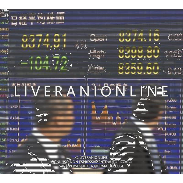 (111118) -- TOKYO, Nov. 18, 2011 () -- Pedestrians walk past the electronic share price screen in Tokyo, Japan, on Nov. 18, 2011. The benchmark Nikkei 225 index at the Tokyo Stock Exchange fell 104.72 points to 8,374.91, the lowest finish since Sept. 26, as growing fears of european sovereign debt problems. (/Kenichiro Seki) (xhn) - Xinhua/Photoshot - Ag. Aldo Liverani sas ITALY ONLY GIAPPONE: CARTELLONI ELETTRONICI DELLA BORSA DI TOKYO
