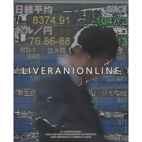 (111118) -- TOKYO, Nov. 18, 2011 () -- A pedestrian walks past the electronic share price screen in Tokyo, Japan, on Nov. 18, 2011. The benchmark Nikkei 225 index at the Tokyo Stock Exchange fell 104.72 points to 8,374.91, the lowest finish since Sept. 26, as growing fears of european sovereign debt problems. (/Kenichiro Seki) (xhn) - Xinhua/Photoshot - Ag. Aldo Liverani sas ITALY ONLY GIAPPONE: CARTELLONI ELETTRONICI DELLA BORSA DI TOKYO
