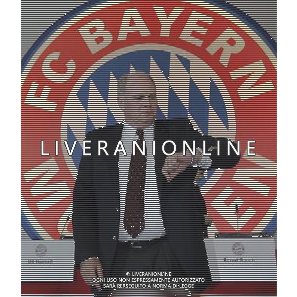 firo Fu§ball,Fussball, 18.11.2011 1. Bundesliga Saison 2011/2012 FC Bayern MŸnchen, Muenchen e.V., JHV, Verein, Jahreshauptversammlung fŸr die Mitglieder des FCB, halbe Figur, Gestik, PrŠsident, FC Bayern MŸnchen, Uli Hoeness, Hoene§, $worldrightsEs gelten unsere AGB, einsehbar auf www.firosportphoto.de copyright by firo sportphoto: Coesfelder Stra§e 207 48249 D † L M E N (Duelmen) www.firosportphoto.de mail@firosportphoto.de (V o l k s b a n k B o c h u m - W i t t e n ) BLZ.: 430 601 29 AG ALDO LIVERANI S A S ONLY ITALY