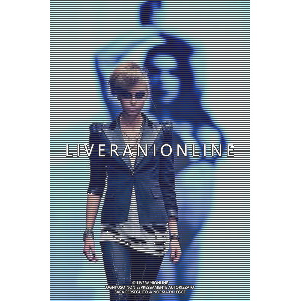 (111121) -- TEL AVIV, Nov. 21, 2011 () -- A model presents a creation of the brand Sugar Daddy during the first show of Tel Aviv Fashion Week in Tel Aviv, Israel, on Nov.21, 2011.(/Yin Dongxun)(wn) - Xinhua/Photoshot - AG. ALDO LIVERANI SAS ITALY ONLY ISRAELE - SETTIMANA DELLA MODA A TEL AVIV.