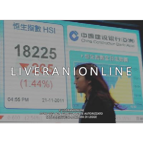 (111121) -- HONG KONG, Nov. 21, 2011 () -- A pedestrian walks past an electronic panel showing the Hang Seng Index in Hong Kong, south China, Nov. 21, 2011. Hong Kong\'s Hang Seng Index fell 265. 38 points, or 1.44 percent, to end at 18,225.85 points on Monday. (/Wong Pun Keung) AG ALDO LIVERANI S A S ONLY ITALY