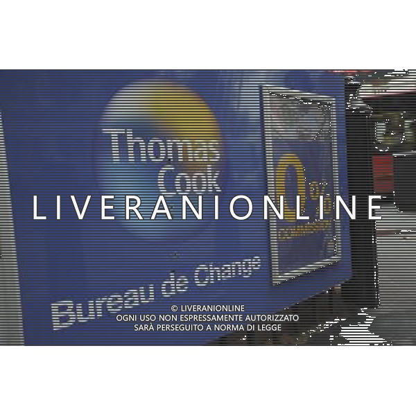 Thomas Cook sull\'orlo del default, titolo perde quasi il 75% in Borsa. Crolla di circa il 75% il titolo legato al tour operator britannico Thomas Cook. Il gruppo quotato a Londra, che dall\'inizio dell\'anno ha perso oltre l\'80% del valore, sta cercando nuovi capitali per sostenere un notevole rallentamento nel volume degli affari che ha fatto lievitare i debiti portando sull\'orlo del default la societa © David Wimsett - Photoshot - Ag. Aldo Liverani sas ITALY ONLY