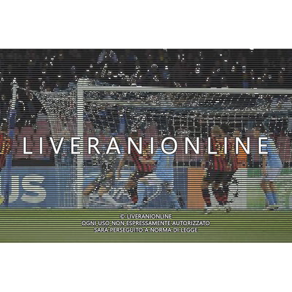 Napoli - 22/11/2011 - Stadio San Paolo - Uefa Champions League 2011/2012 - Fase a gironi (Gruppo A) - Napoli vs Manchester City - nella foto: il gol di edinson cavani å© Fabrizio Corradetti - Ag. Aldo Liverani sas