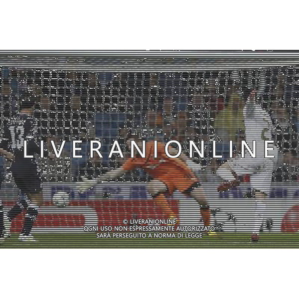 Real Madrid\'s Javier Callejon (goal) and Dinamo de Zagreb\'s Ivan Kelava during Champions League match on november 22nd, 2011 Photo: Cid-Fuentes / Cebolla / ALFAQUI /AG ALDO LIVERANI REAL MADRID DINAMO ZAGABRIA CHAMPIONS LEAGUE - ITALY ONLY -