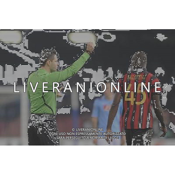 Napoli - 22/11/2011 - Stadio San Paolo - Uefa Champions League 2011/2012 - Fase a gironi (Gruppo A) - Napoli vs Manchester City - nella foto: L\'arbitro Damir Skomina ammonisce Mario Balotelli å© Fabrizio Corradetti - Ag. Aldo Liverani sas