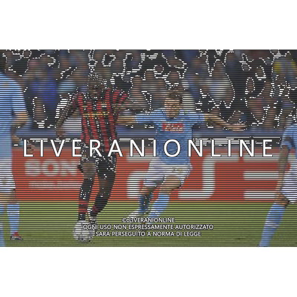 Napoli - 22/11/2011 - Stadio San Paolo - Uefa Champions League 2011/2012 - Fase a gironi (Gruppo A) - Napoli vs Manchester City - nella foto: Mario Balotelli e Hugo Campagnaro å© Fabrizio Corradetti - Ag. Aldo Liverani sas