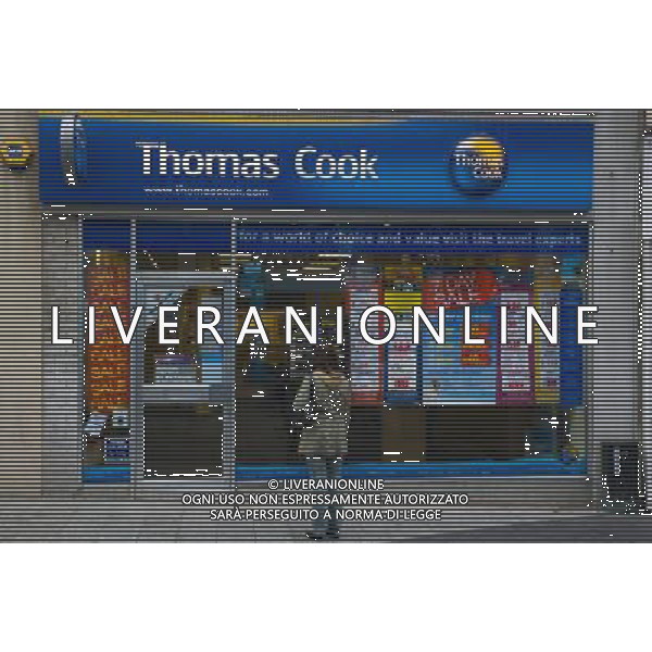 Thomas Cook travel agency Liverpool One shopping area Liverpool Merseyside England UK Europe ©photoshot/Agenzia Aldo Liverani Sas - ITALY ONLY - Thomas Cook tour operator britannico con oltre 1200 Agenzie Viaggi nel Regno Unito ha fatto sapere di essere alla ricerca di nuovi capitali per sostenere un notevole rallentamento nel volume degli affari che ha fatto lievitare i debiti infatti alla borsa di Londra, il titolo della societa\' britannica registra un calo del 70%